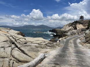 海边崎岖石径与壮阔海景