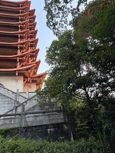 古色古香塔楼隐于绿树间