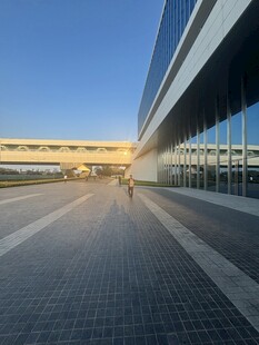 现代建筑前的开阔广场