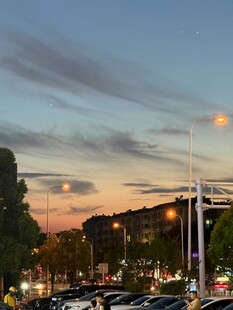 黄昏时城市停车场景象