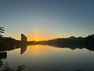 湖畔日落美景