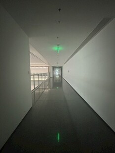 空旷走廊的现代建筑空间