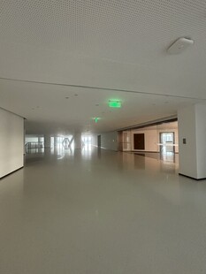 空旷宽敞的室内走廊空间