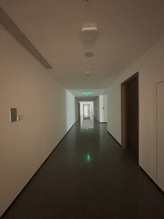 空旷走廊内部场景