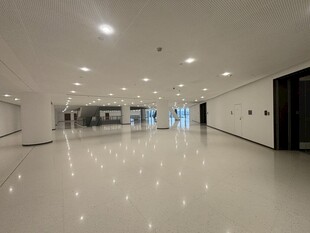 现代宽敞明亮的室内走廊