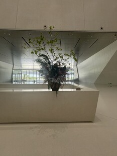 室内现代风格插花艺术展示