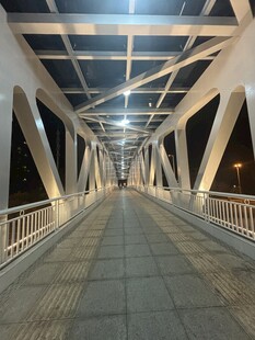 夜晚桥梁内部通道景观