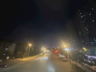 城市夜晚街道车流景象