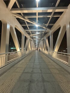 夜晚的钢结构桥梁通道