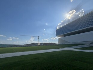 现代建筑与开阔户外景观