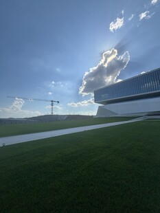 现代建筑与开阔绿地景观