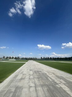 蓝天白云下的空旷跑道