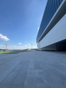 现代建筑前的开阔广场