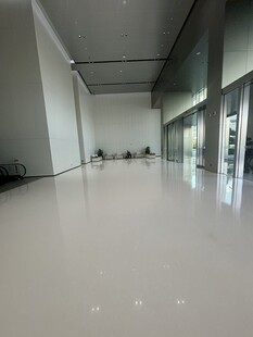 宽敞洁净的室内空旷空间