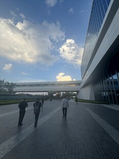 城市街道上的行人与建筑