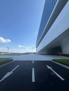宽阔道路旁的现代化建筑