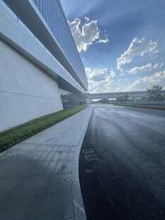 空旷道路与蓝天白云景象