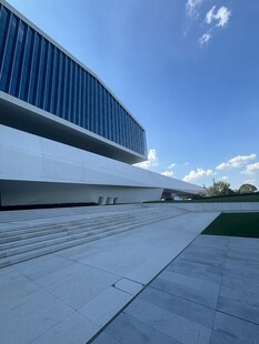 现代建筑外观与开阔广场