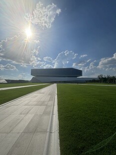 宽阔跑道旁的开阔绿地景观