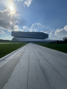 宽阔道路通向现代建筑