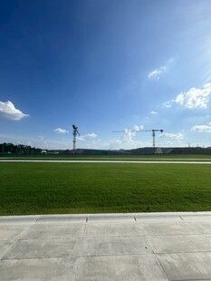 开阔草地与蓝天的户外景致