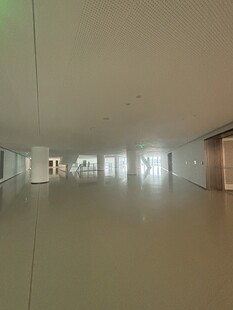 空旷明亮的现代化走廊