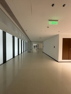 空旷现代风格的室内走廊