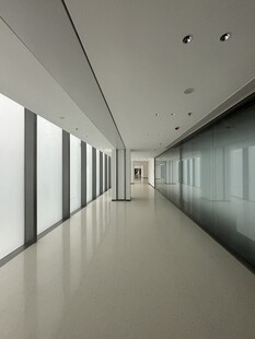 现代简约风格的空旷走廊