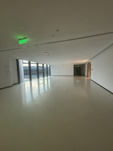 现代空旷室内走廊空间