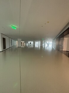 空旷明亮的现代化走廊