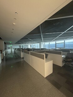 现代开放式办公空间场景