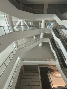 现代多层建筑内部空间