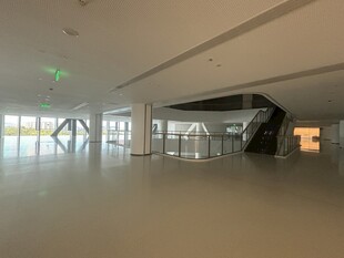 现代宽敞的室内大厅空间