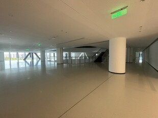 空旷现代风室内走廊空间