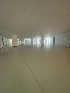 空旷明亮的室内走廊空间