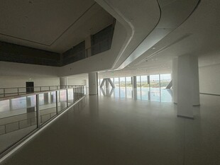 现代空旷室内建筑空间