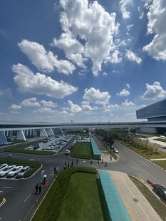 俯瞰现代化园区景观