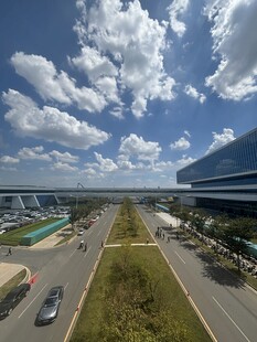 城市开阔道路与蓝天白云