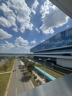 俯瞰现代建筑与开阔道路