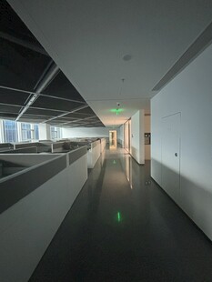现代简约风格的办公走廊