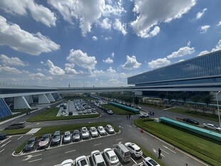 机场外停车场全景景观