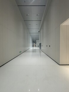 现代简约风格的空旷走廊