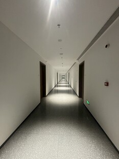 现代简约风格的走廊空间