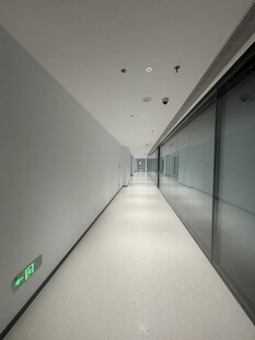现代简约风格的空旷走廊