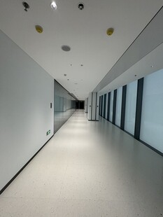 现代简约风格的空旷走廊