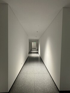 简约空旷的室内走廊空间