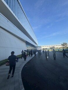 桥上行人漫步场景