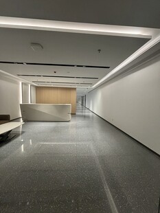 现代简约风格空旷走廊