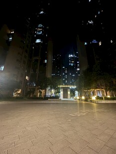 城市夜晚广场的璀璨灯火