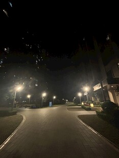 夜晚街道的静谧灯光